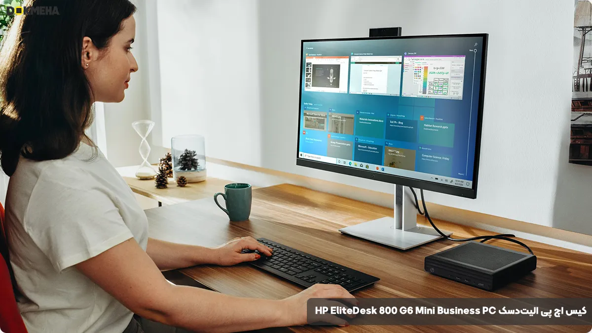 کیس اچ پی الیت‌دسک HP EliteDesk 800 G6 Mini PC در حال کار پشت روی میز